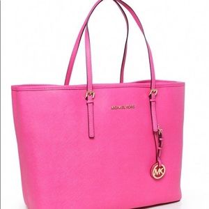 ⭐️FOUND⭐️ ISO!!!!!! Michael Kors Zinnia pink tote!!!